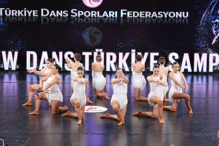 Sahnede grup koreografisi
